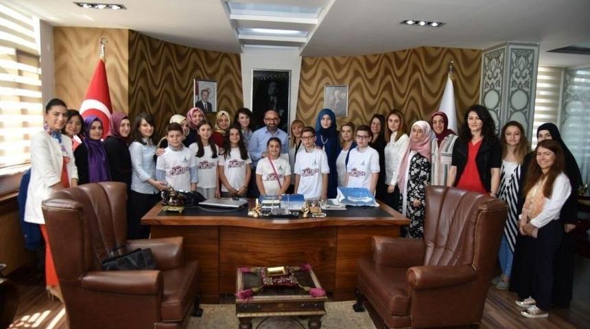 &Ouml;ğrencilerden Başkan &Uuml;z&uuml;lmez&rsquo;e Babalar G&uuml;n&uuml; S&uuml;rprizi