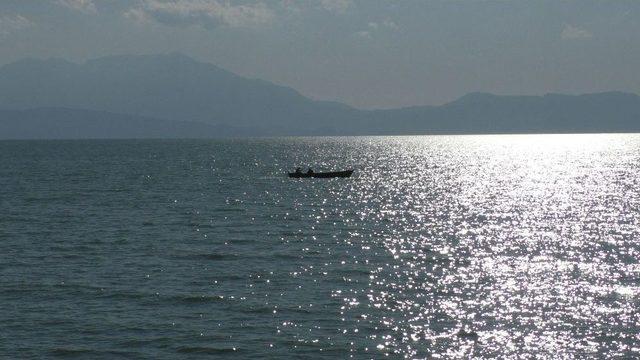 Beyşehir Gölü’nde Yasak Bitti, Balıkçılar Dualar Eşliğinde Avlanmaya Çıktı