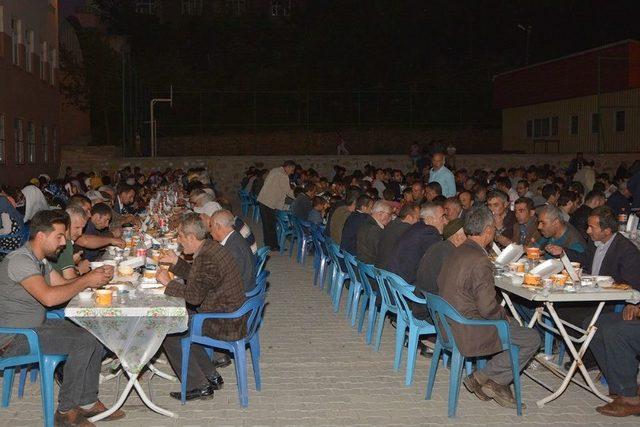 Van’ın Çatak İlçesinde Esnaflar İlk Defa Vatandaşlara İftar Yemeği Verdi 1