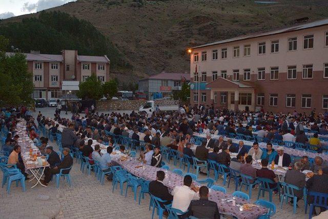 Van’ın Çatak İlçesinde Esnaflar İlk Defa Vatandaşlara İftar Yemeği Verdi 3
