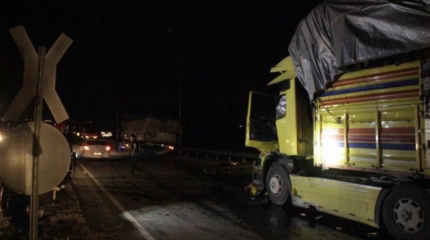 Hemzemin Ge&ccedil;itte Yavaşlayan Kamyona Kamyon &Ccedil;arptı: 1 Yaralı