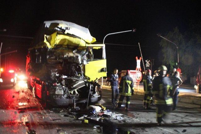 Hemzemin Ge&ccedil;itte Yavaşlayan Kamyona Kamyon &Ccedil;arptı: 1 Yaralı 1