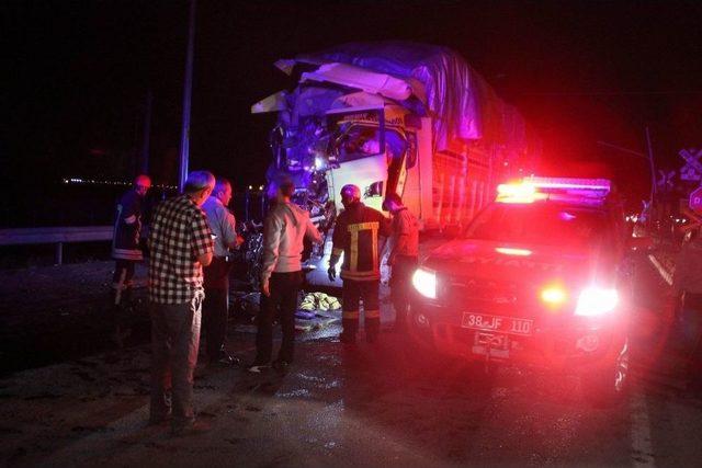 Hemzemin Ge&ccedil;itte Yavaşlayan Kamyona Kamyon &Ccedil;arptı: 1 Yaralı 2