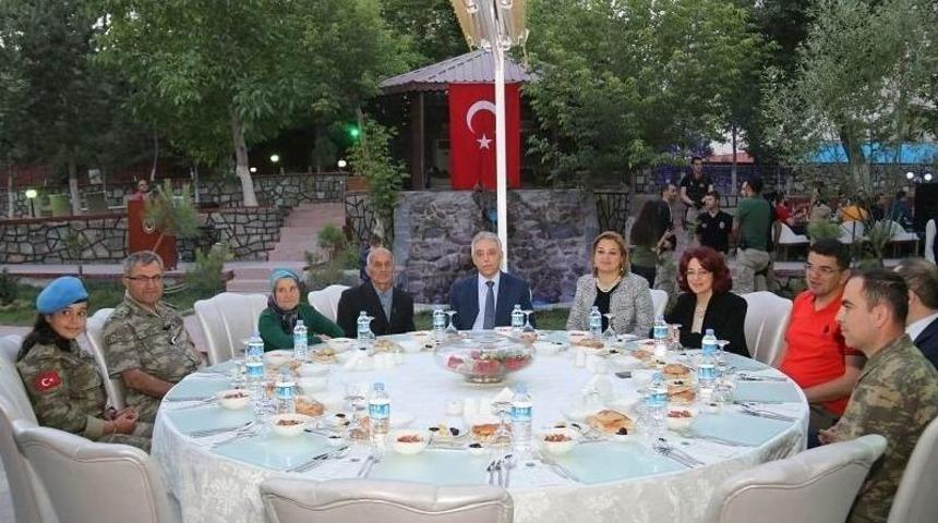 Mehmet&ccedil;ik&rsquo;ten Şehit Ve Gazi Ailelere İftar Yemeği