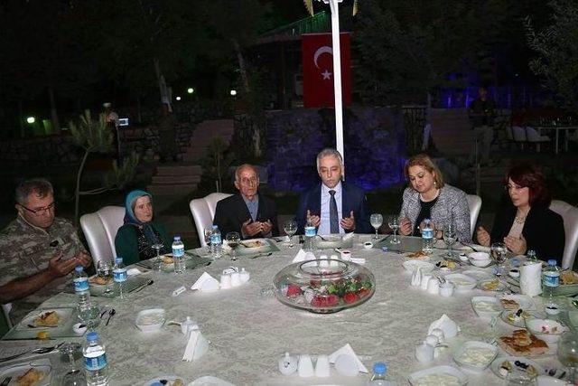 Mehmet&ccedil;ik&rsquo;ten Şehit Ve Gazi Ailelere İftar Yemeği 1