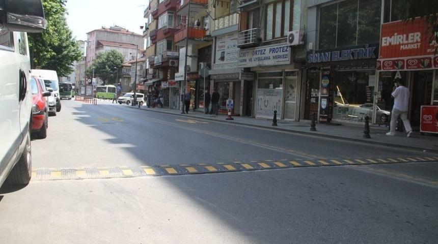 İn&ouml;n&uuml; Caddesi&rsquo;ne Hız Kesici Engel