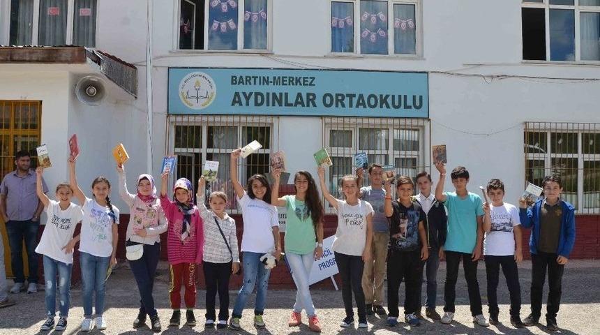 Bartın &Uuml;niversitesi &Ouml;ğrencileri K&ouml;y Okuluna K&uuml;t&uuml;phane Kurdu