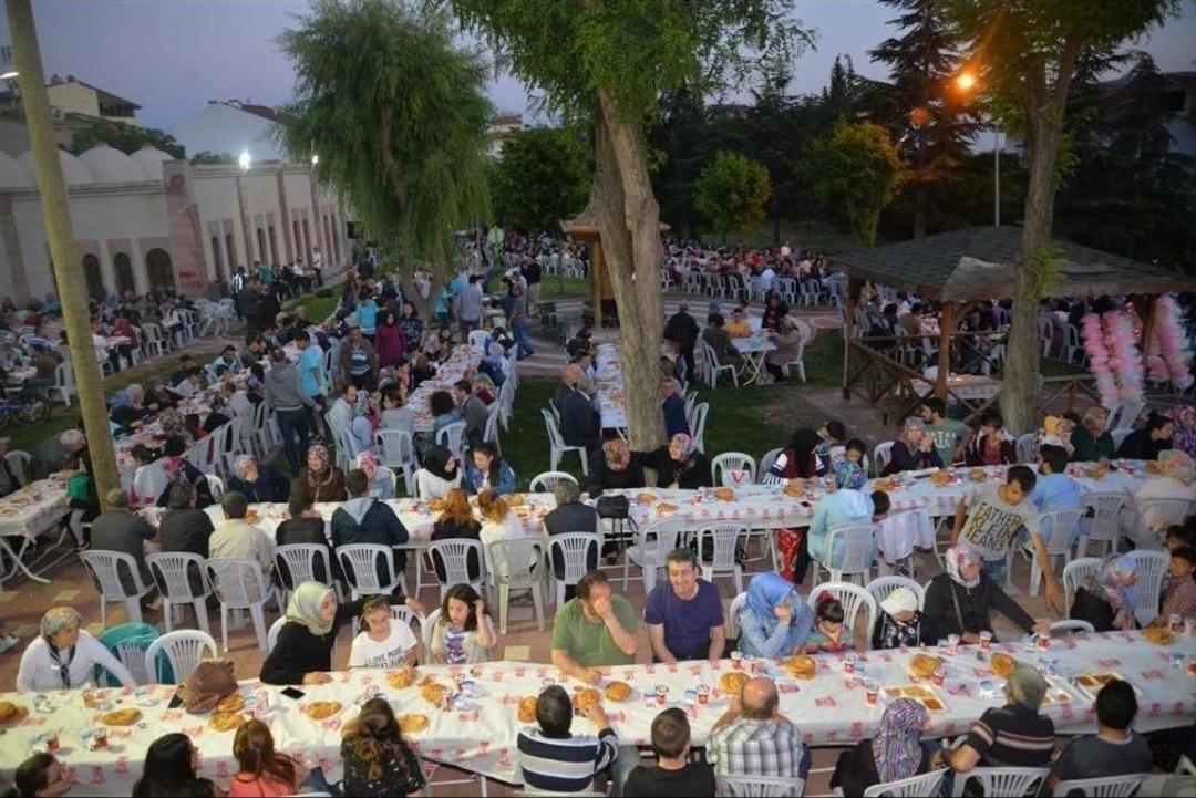 İsmetpaşa Mahallesinde Kurulan İftar Sofrası İle G&ouml;n&uuml;ller Bir Oldu