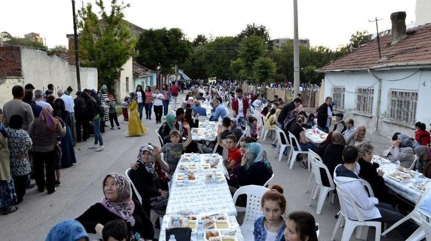 Tepebaşı&rsquo;nın Sokak İftarları Devam Ediyor