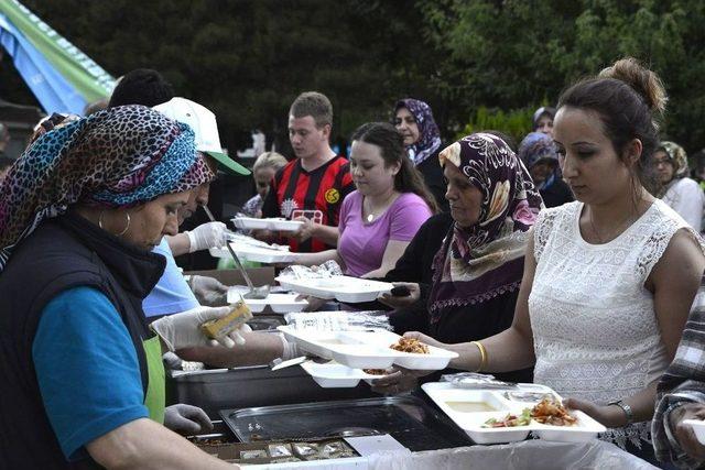 Tepebaşı’nın Sokak İftarları Devam Ediyor 1