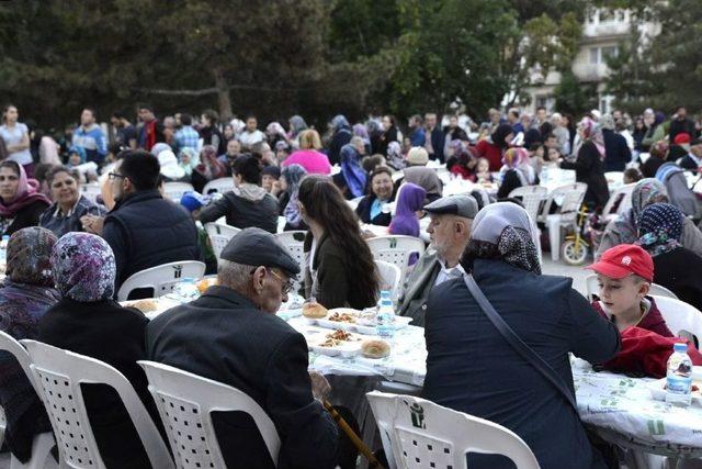 Tepebaşı’nın Sokak İftarları Devam Ediyor 2