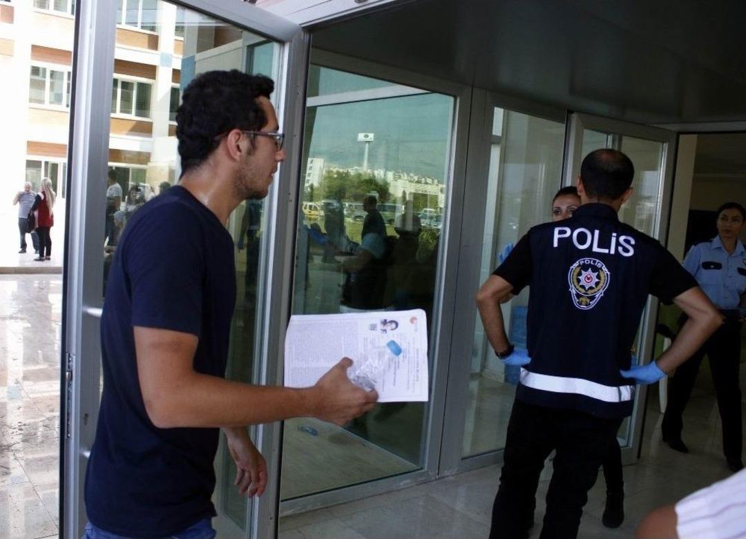 Sınava Son Saniye Gelen Kız İ&ccedil;in Seferber Oldular