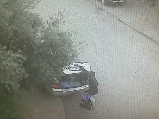 Otomobildeki Her Şeyi Çaldı 1