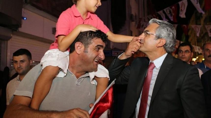 Karşıyakalı Babalar Artık Daha Bilin&ccedil;li