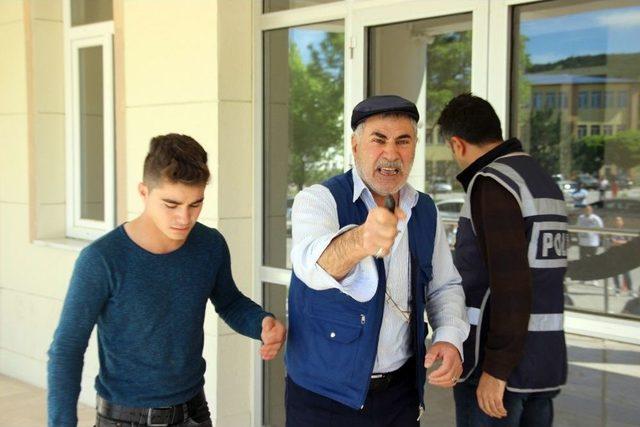 Oğlu Sınava Geç Kaldı, Kapıları Yumrukladı 1