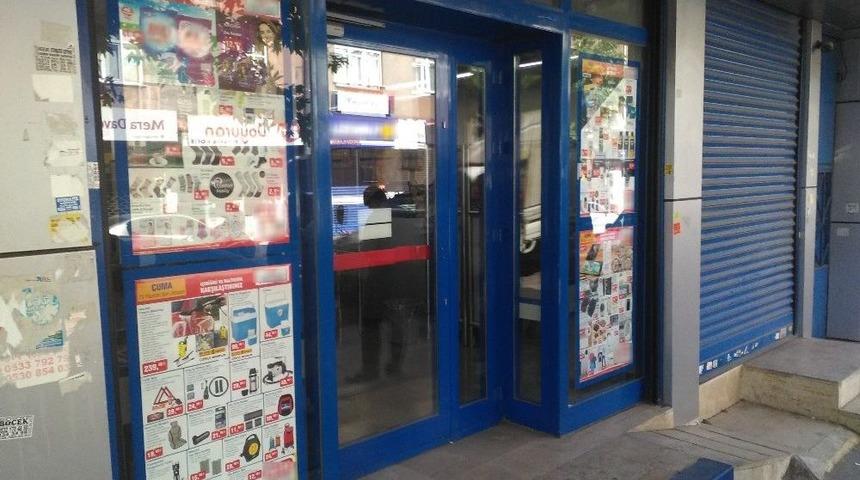 Silahlı Ve Maskeli Soyguncular S&uuml;permarketten 10 Bin Tl &Ccedil;aldı