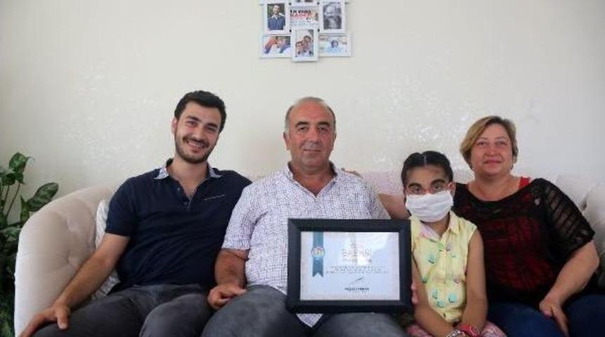 Koruyucu Aile Olduğu Kızına B&ouml;breğini Veren Babaya B&uuml;y&uuml;k Onur