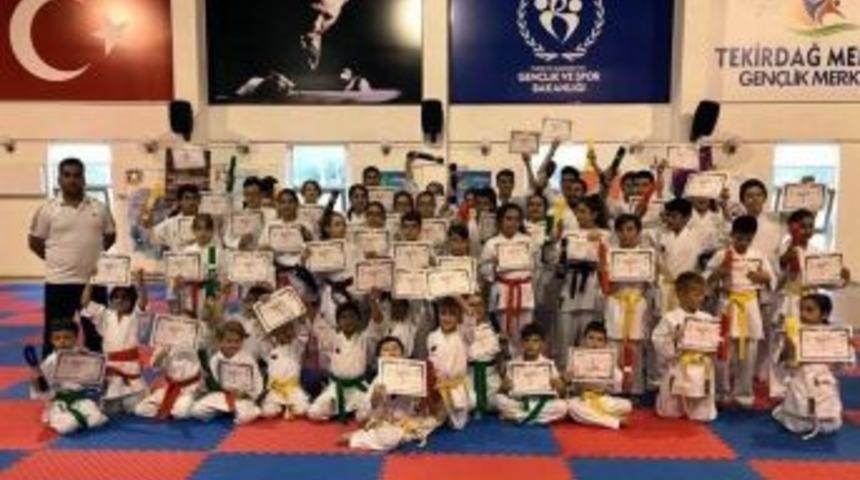 Geleceğin Karatecileri Diploma Ve Kuşaklarına Kavuştu
