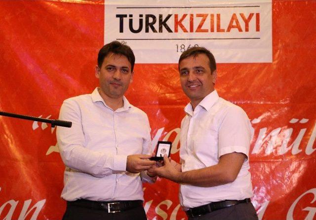 25 Kezden Fazla Kan Bağışı Yapanlar Madalya Ve Plaketlerini Aldı