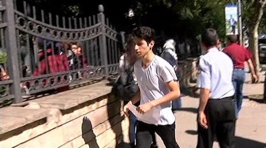 &Ouml;nce Giriş Belgesini Unuttu, Sonra Kimliğini