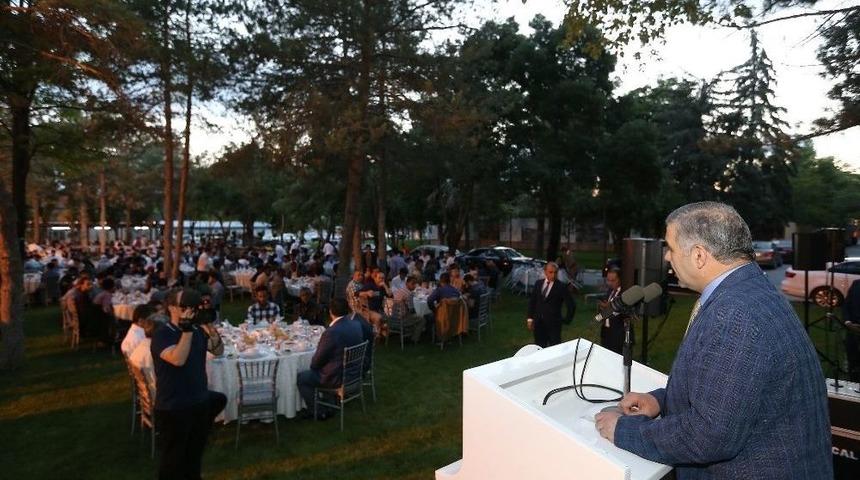 Başkan &Ccedil;elik, Yabancı Uyruklu &Uuml;niversite &Ouml;ğrencilerle İftar Yaptı