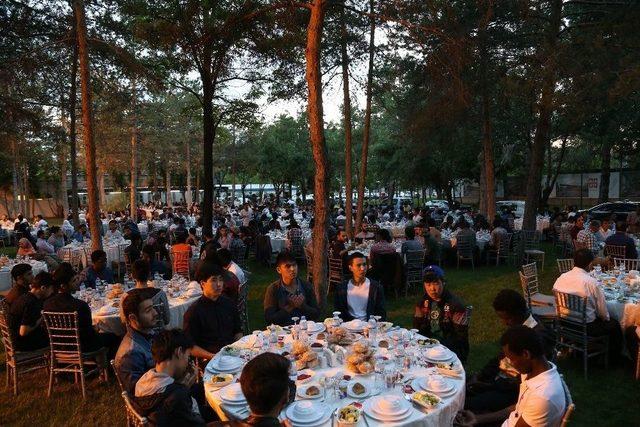 Başkan Çelik, Yabancı Uyruklu Üniversite Öğrencilerle İftar Yaptı