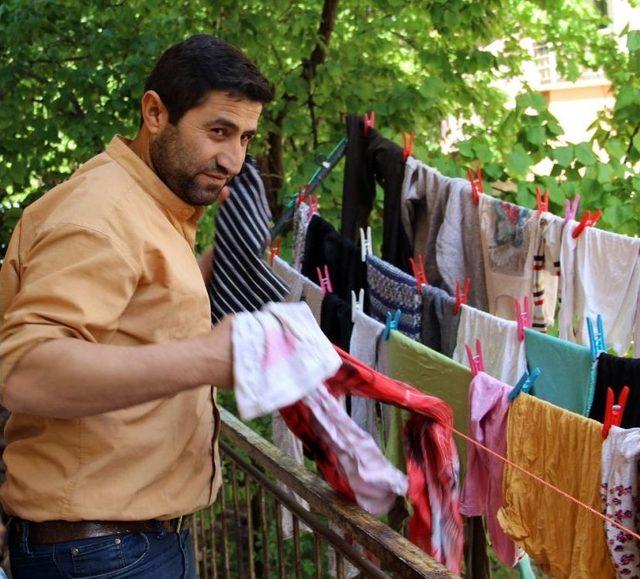 Beş &Ccedil;ocuğuna Hem Babalık Hem Annelik Yapıyor. 1