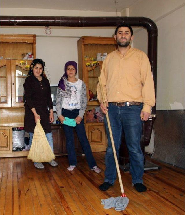 Beş &Ccedil;ocuğuna Hem Babalık Hem Annelik Yapıyor. 2