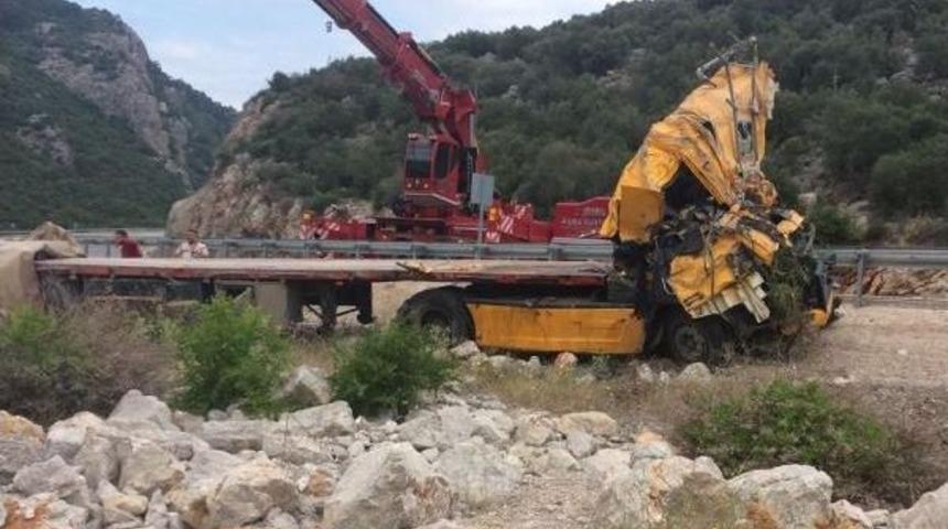 Şarampole Yuvarlanan Tır S&uuml;r&uuml;c&uuml;s&uuml; &Ouml;ld&uuml;