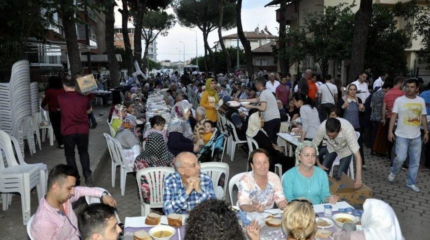 Komşuluk Geleneğini Birlikte Yaşatıyorlar