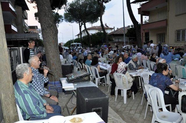 Komşuluk Geleneğini Birlikte Yaşatıyorlar 2