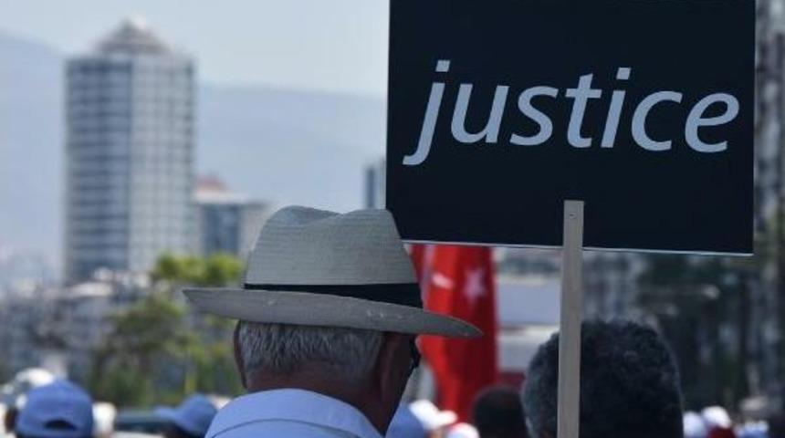 Chp İzmir Il Y&ouml;netimi, 'adalet Y&uuml;r&uuml;y&uuml;ş&uuml;ne' Başladı