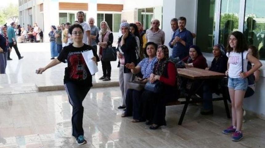 Saniye Farkı Ile Kapanan Sınav Kapısı, Bina &Ouml;n&uuml;ndekilerin Israrıyla A&ccedil;ıldı