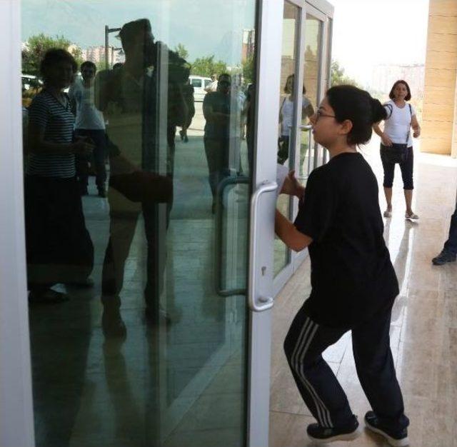 Saniye Farkı Ile Kapanan Sınav Kapısı, Bina Önündekilerin Israrıyla Açıldı