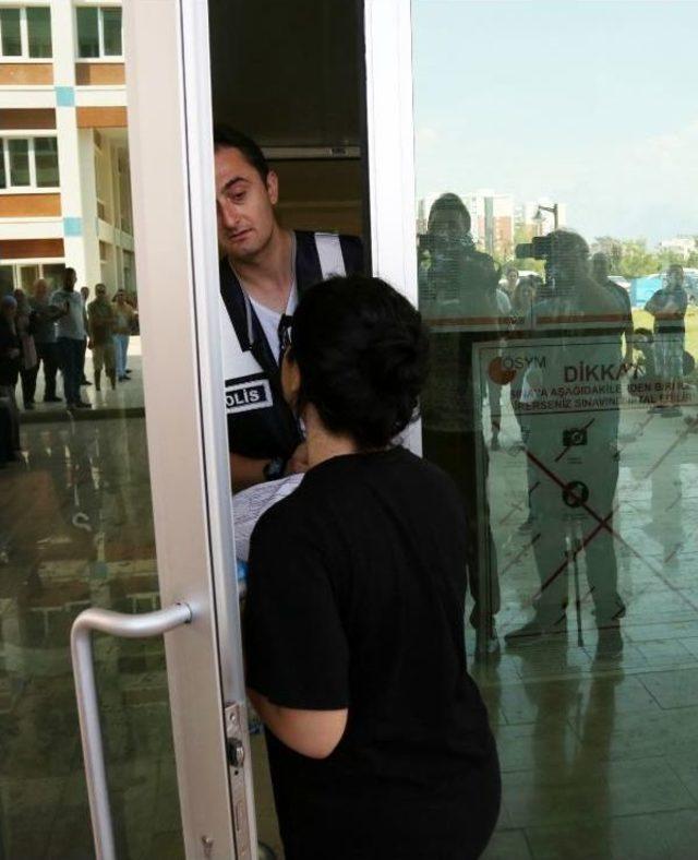 Saniye Farkı Ile Kapanan Sınav Kapısı, Bina Önündekilerin Israrıyla Açıldı