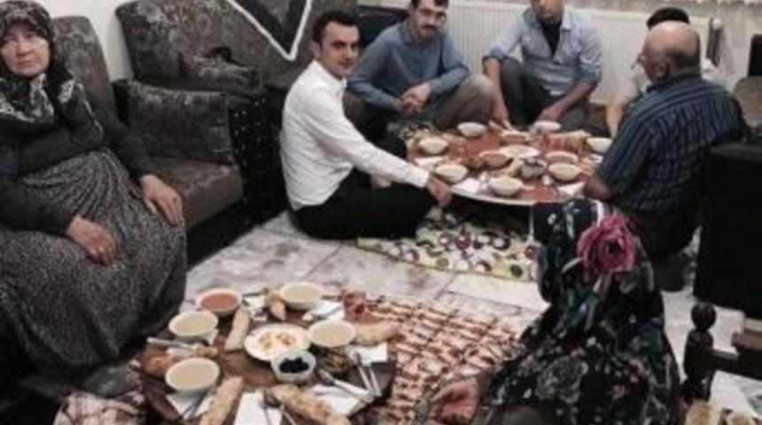 Altıntaş Kaymakamı Orucunu Şehit Ailesinin Evinde A&ccedil;tı