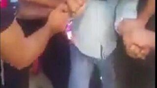 Seyyar Satıcı Terazisini Almaya Çalışan Zabıtaya Ekmek Bıçağıyla Direndi