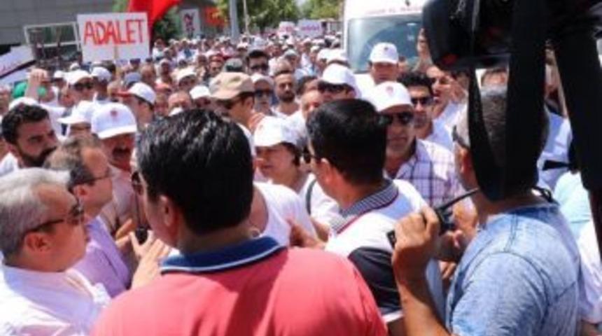 Adalet Y&uuml;r&uuml;y&uuml;ş&uuml;nde Yasa Dışı Slogana Polis M&uuml;dahalesi