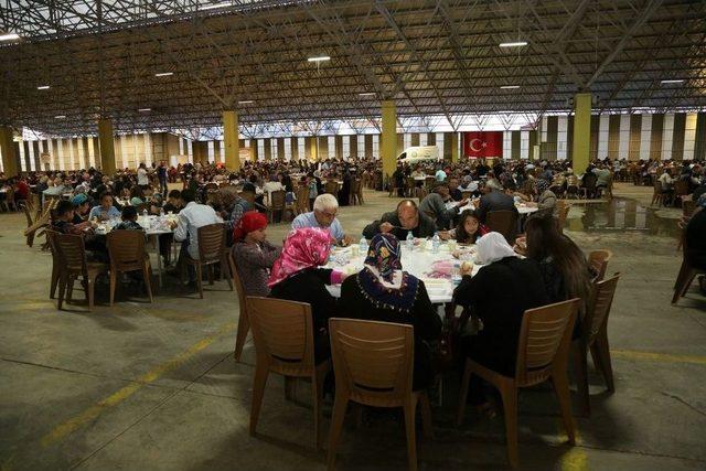 Emek Mahallesi’nde 6 Bin Kişi İftarda Bir Araya Geldi