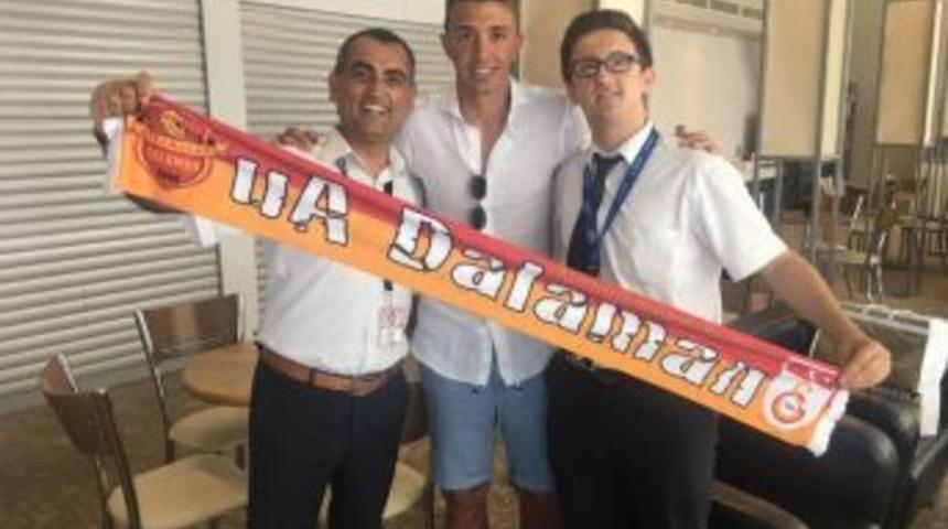 Muslera&rsquo;ya Dalaman&rsquo;da S&uuml;rpriz Doğum G&uuml;n&uuml; Kutlaması