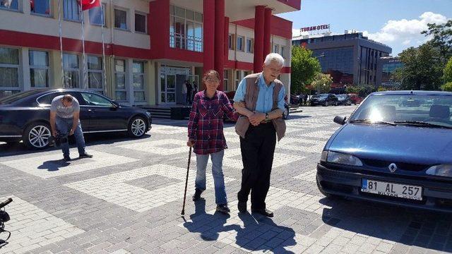 70 Yaşındaki Baba Kızını Sırtında Taşıyor 1