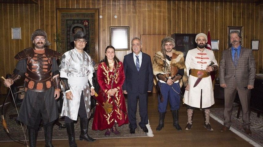 Atlı Ok&ccedil;uluk Kul&uuml;b&uuml; Rekt&ouml;r &Ccedil;omaklı&rsquo;yı Ziyaret Etti