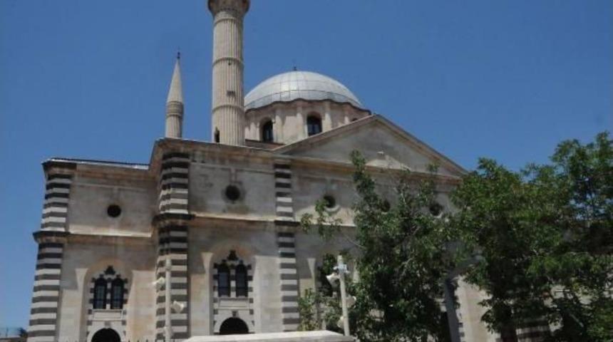 Başbakan Yardımcısı Kaynak Ve G&ouml;rmez Gaziantep'te Cami A&ccedil;tı