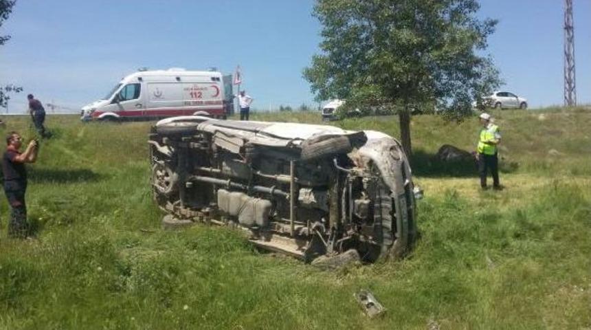 Minibüs Şarampole Uçtu: 10 Yaralı