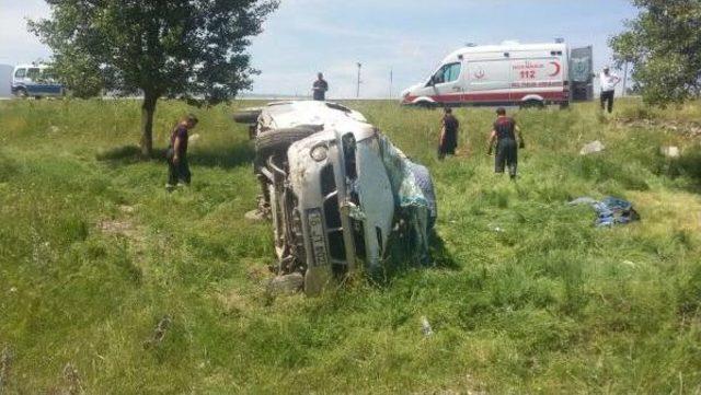 Minibüs Şarampole Uçtu: 10 Yaralı 1