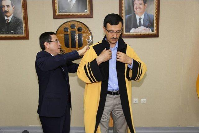 Unvanda Y&uuml;kselen Akademisyenlere C&uuml;bbeleri Giydirildi 1