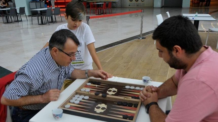 Zarları &Ccedil;ocukları İ&ccedil;in Salladılar