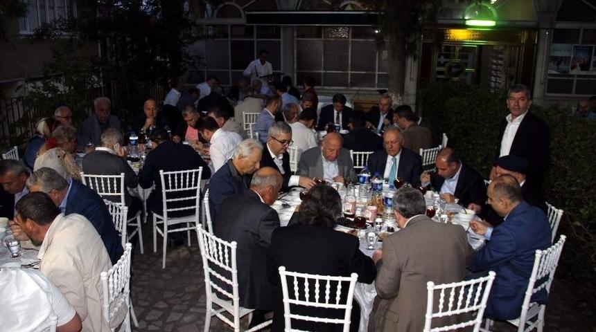 G&uuml;le&ccedil; Ailesi K&ouml;y Meydanında Protokole Ve Halka İftar Verdi