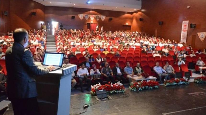 &Ouml;ğretmenlere &ldquo;kuşaklar Arası Değişim Ve T&uuml;rk&ccedil;e&rdquo; Konulu Konferans Verildi