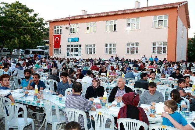 Aksaray Belediyesi’nin Mahalle İftarları İlgi Görüyor